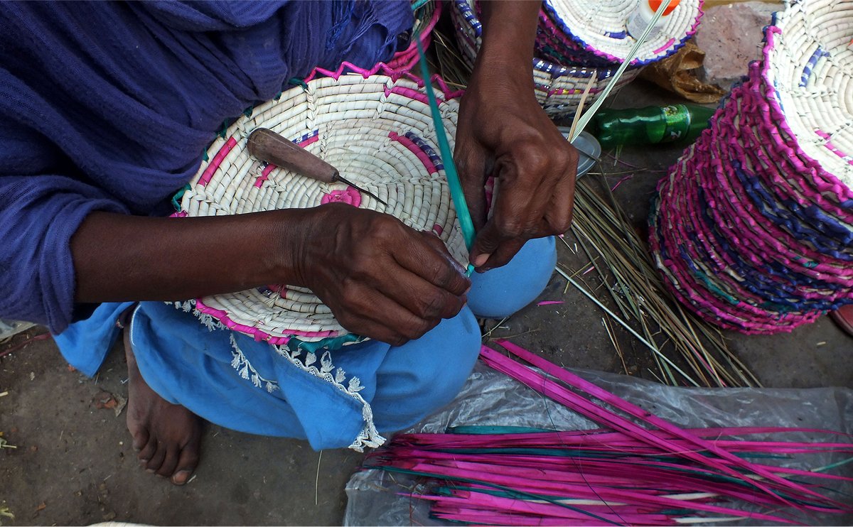 Carving a plate made of straw